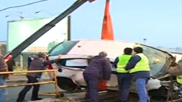 VIDEO Accident spectaculos în Capitală! Linia tramvaielor 41, blocată după ce o maşină a ajuns pe şine