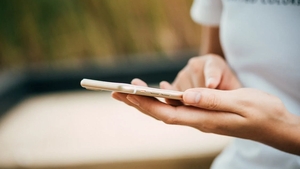 Ce să faci ca să ai baterie la telefon pentru mai mult timp? Trucuri utile pentru iPhone şi Android
