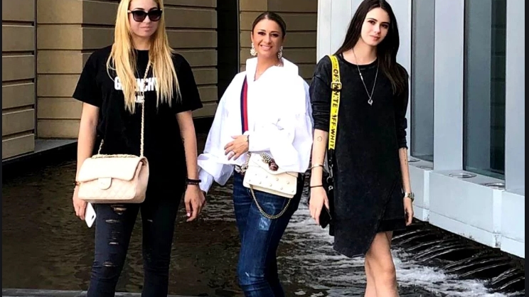 Câți bani de buzunar le dă Anamaria Prodan fiicelor ei. Câți lei primesc Sarah și Rebecca în fiecare lună