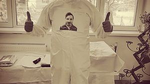 Gestul unui medic din Timișoara! Și-a lipit fotografia pe combinezonul de protecție, pentru ca pacienții să îi poată vedea chipul