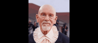 John Malkovich, apariție spectaculoasă la Festivalul de Film de la Veneția. Actorul a impresionat într-o ținută Dior cu guler amplu