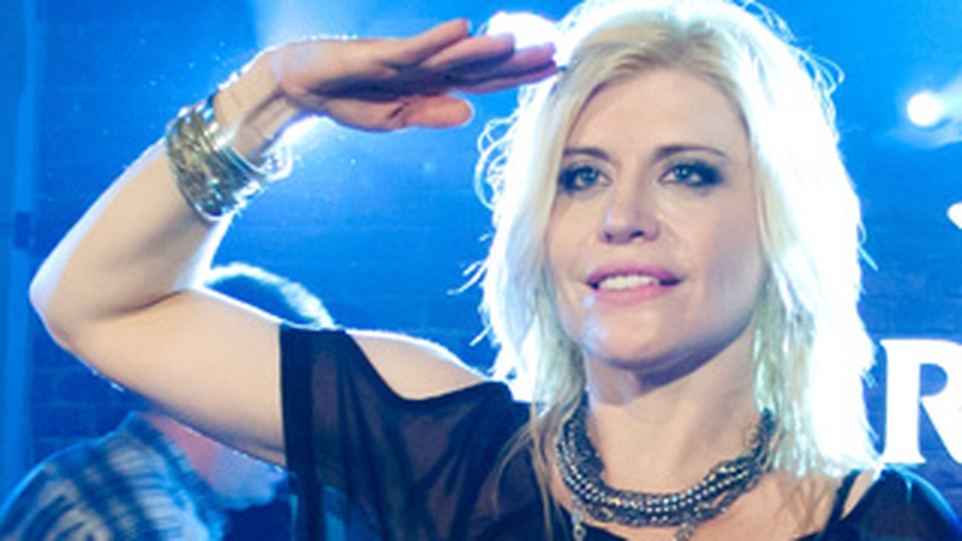 Loredana Groza: "Iubiti-va mult, chiar si pe internet, la distanta!"