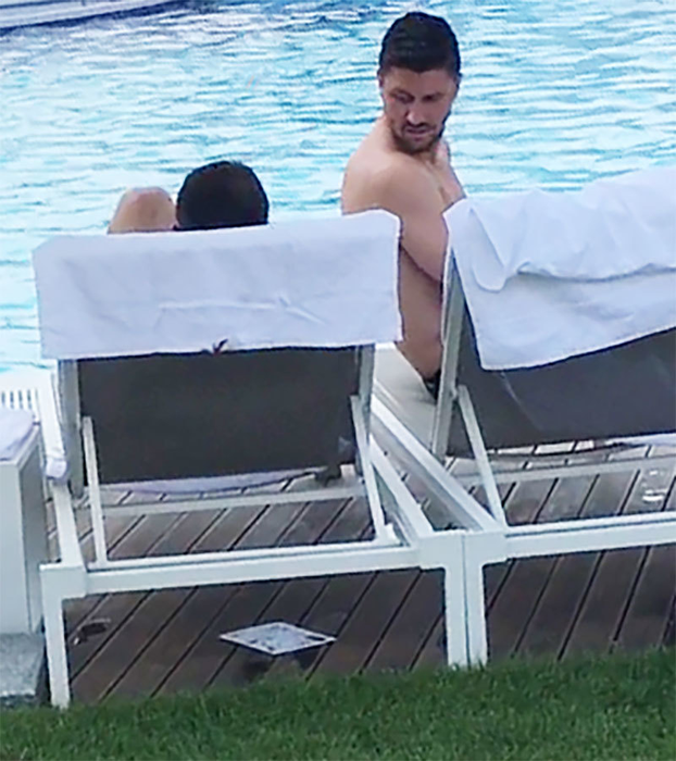Ciprian Marica şi amicul său s-au simţit minunat la piscină
