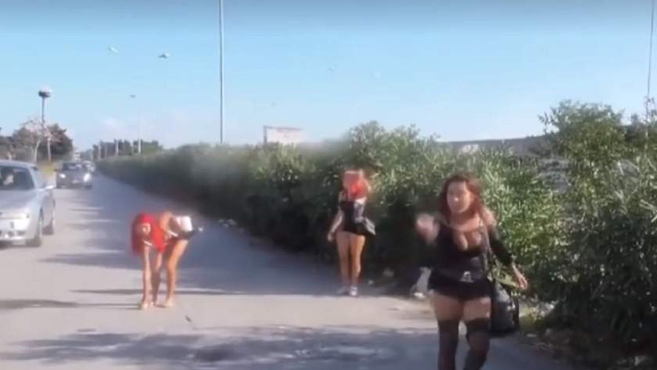 VIDEO. Ziarist italian, atacat cu bâte și pietre de un grup de prostituate românce. “Închide camera că dau!”