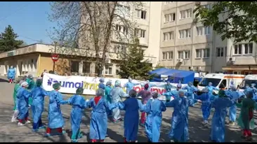 VIDEO| Imagini controversate din Craiova! Personalul medical a dansat pe muzică populară, formând o horă chiar în curtea spitalului