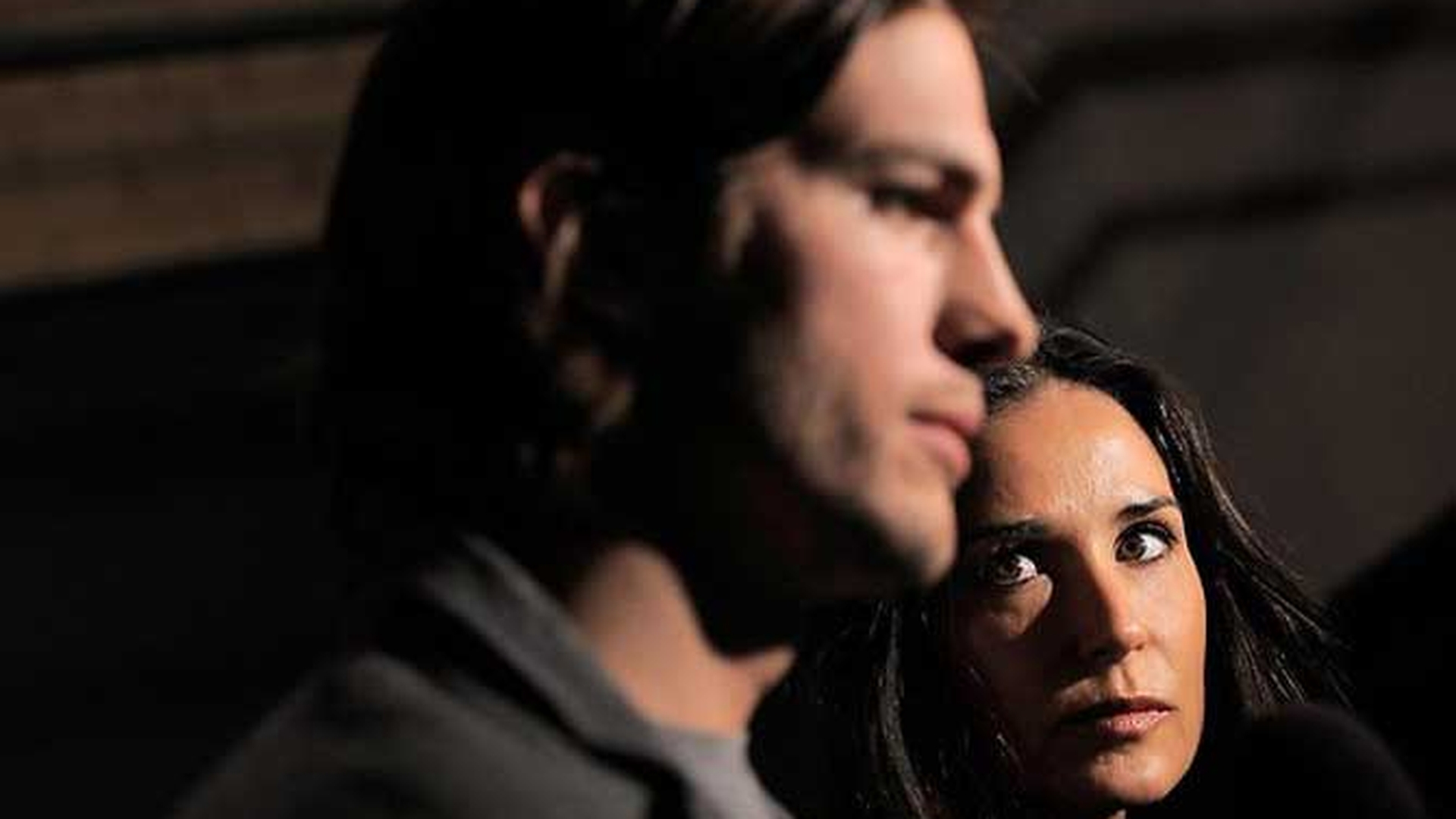 "Demi Moore a fost umilita si vineri a consultat un avocat in legatura cu divortul de Ashton"