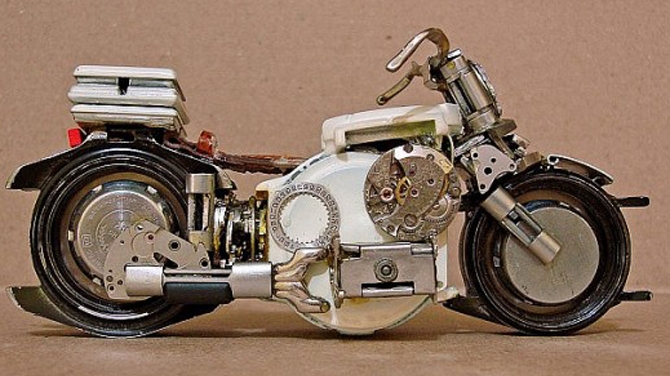 Un brazilian face motociclete in miniatura din ceasuri