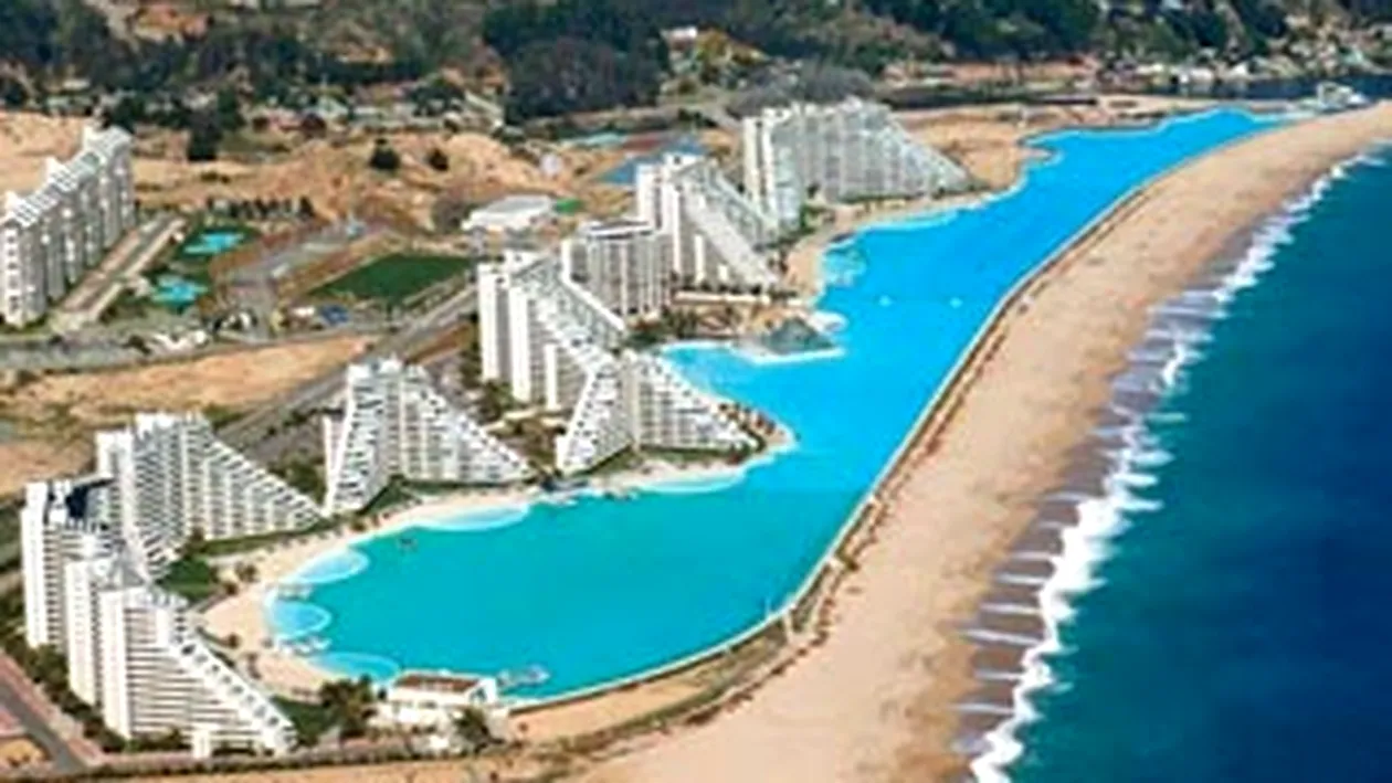 VIDEO Cea mai mare piscina din lume a costat un miliard de dolari si te poti plimba cu barca pe ea! Vezi cum arata Laguna de Cristal din Chile - sigur iti va face pofta de balaceala!
