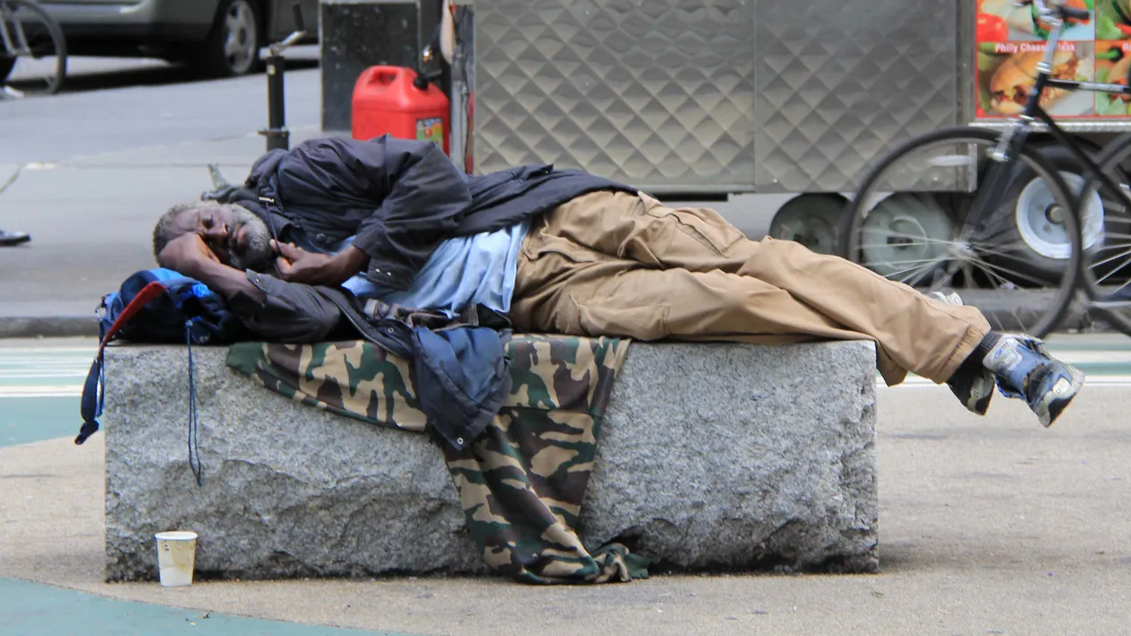 Este INCREDIBIL, dar există oameni care dau bani pe asa ceva! Vezi ce le propune un cersetor oamenilor plictisiti si plini de bani