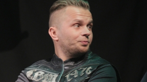 CODIN MATICIUC a făcut publică imaginea cu ”fata din aeroport”, iar un fan l-a criticat că este atras şi de BIANCA DRĂGUŞANU! Iubita lui SLAV s-a aprins imediat şi i-a dat replica