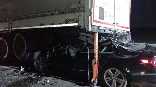 Un tânăr de 25 de ani a murit, după ce a intrat cu mașina sub un TIR