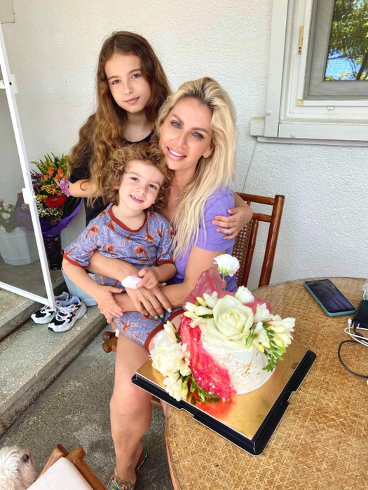 Andreea Bănică, despre secretele din căsnicia cu Lucian Mitrea: “Foarte rar mă răsfață soțul, m-a supărat puțin”. Relația lor a început în urmă cu 26 de ani