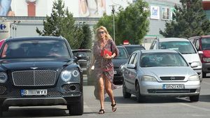 Imagini interzise minorilor cu sexy-patroneasa Medlife! A coborât grăbită din Bentley-ul de un sfert de milion € şi… UPS! I s-a ”crăpat” rochia în parcarea de la mall!