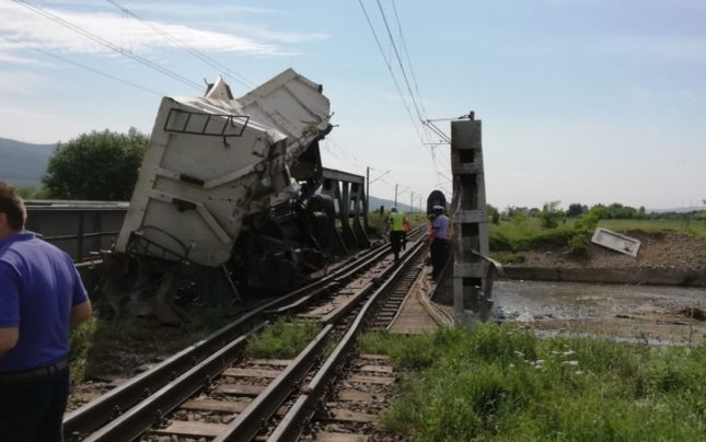 Accident pe calea ferată în județul Bacău. Locomotiva și un vagon al unui tren de persoane au deraiat, după impactul cu un camion