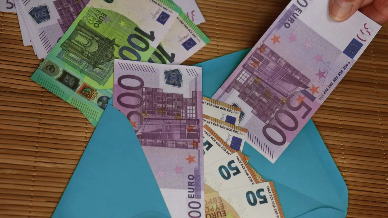 O menajeră a găsit 4.000 de euro când făcea curățenie în biroul patronului. Ce a făcut imediat după i-a adus un salariu dublu