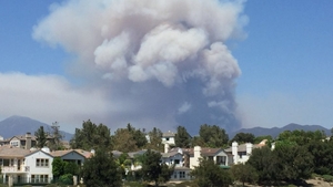A fost decretată starea de urgență în sudul Californiei din cauza incendiilor de vegetație! Peste 20.000 de oameni, evacuați