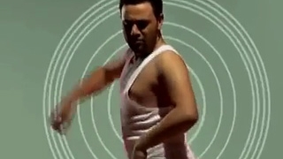 VIDEO Nu ai fi crezut niciodata ca un barbat poate face asa ceva! "Bursucul" asta da din fund mai ceva ca Beyonce - Fa-l cadou prietenilor pe Facebook
