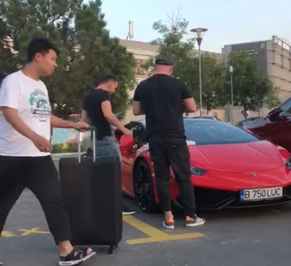 Trecătorii îi privesc pe cei doi mirați