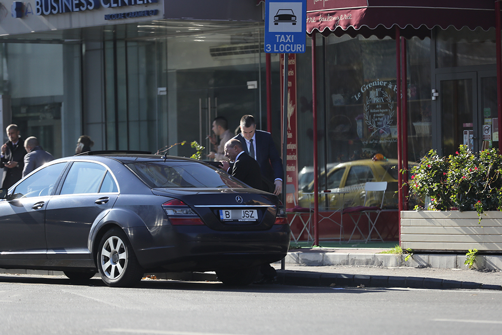 Fostul şef al statului urcă pe bancheta din spate a unei limuzine Mercedes