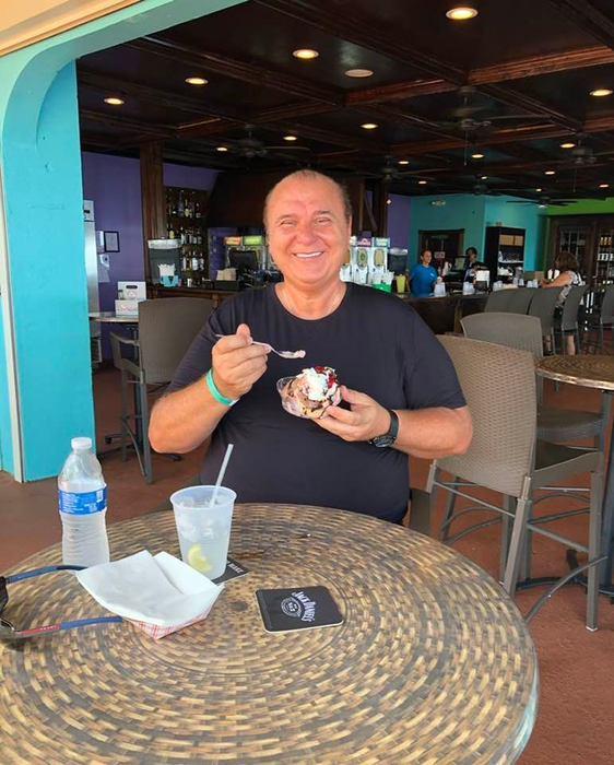 Nick Rădoi, poftind la ceva dulce (Foto: Facebook)