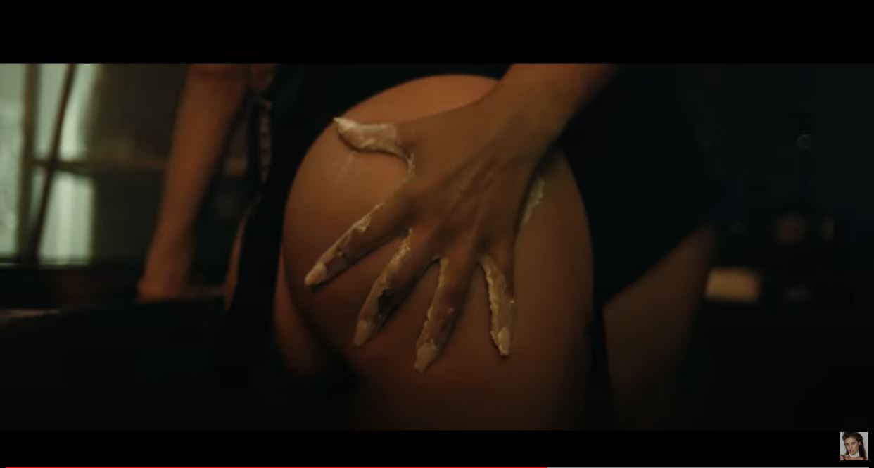 Antonia și Alina Ceușan, filmate în ipostaze ca-n filmele pentru adulți în cel mai nou clip al cântăreței! S-au atins pasional în zone intime și au flirtat una cu cealaltă | VIDEO