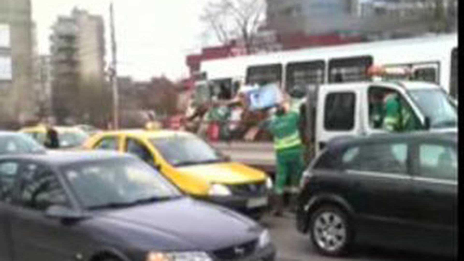 VIDEO INCREDIBIL! Se intampla in traficul din Bucuresti... unul da cu pumnul, unul alerga cu ranga, iar altul da cu masina!