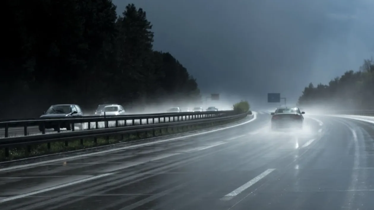 Prognoza meteo în weekend. 15 județe sunt vizate de vijelii și ploi torențiale. Săptămâna viitoare urmează caniculă