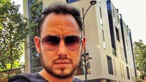 Cu un din ăsta se însoară VERSACE?! Sexboţii vor aduce sfârşitul lumii!