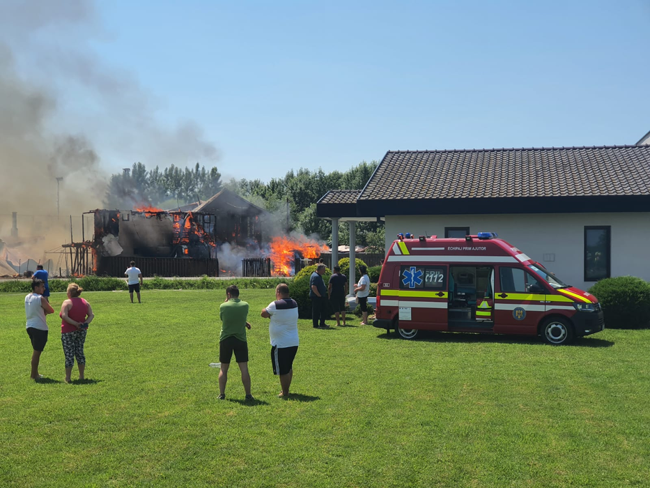 Incendiu puternic în Timiș! Un restaurant a izbucnit în flăcări. Trei oameni au fost răniți. VIDEO