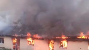 Un incendiu de vegetație s-a transformat în dezastru în Argeș. A ars sala de sport a elevilor