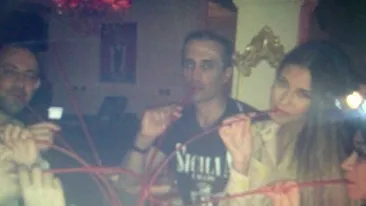 Asta sa fie dovada ca Antonia l-a dat uitarii pe Vincenzo? A baut din acelasi pahar cu printul Max si si-a facut de cap in Dubai