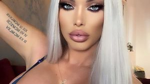FOTO | Loredana Chivu, aproape dezbrăcată pe plajă! Blondina și-a etalat implanturile de două kilograme