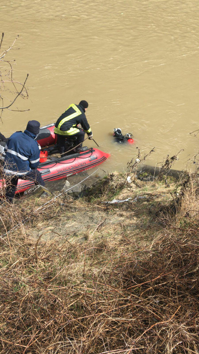 O mașină cu trei persoane a căzut în Olt! O fetiță a fost salvată, dar părinții ei nu au reușit să scape