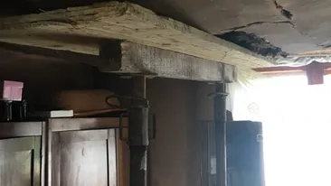 Un nou apel la omenie! S-a prăbușit tavanul casei lui Denis, băiețelul de patru ani înfiat de un taximetrist