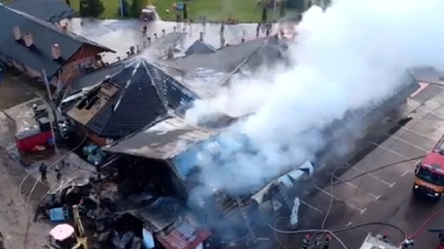 Incendiu devastator la o pensiune din Gura Humorului! O turistă a rămas prinsă în interior și a murit
