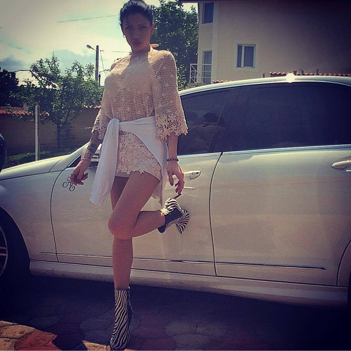 Poliţiştii din Iaşi au oprit aseară un Mercedes alb! La volan se afla o brunetă! Când a dat jos geamul, oamenii legii au avut parte de un şoc