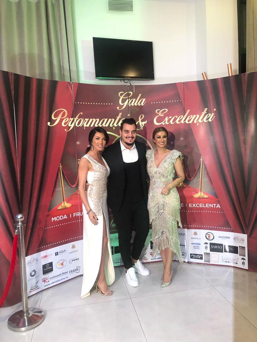 Anamaria Prodan a purtat o rochie extrem de elegantă, dar transparentă! Gafa făcută de soția lui Reghe când a primit un premiu important în cariera ei
