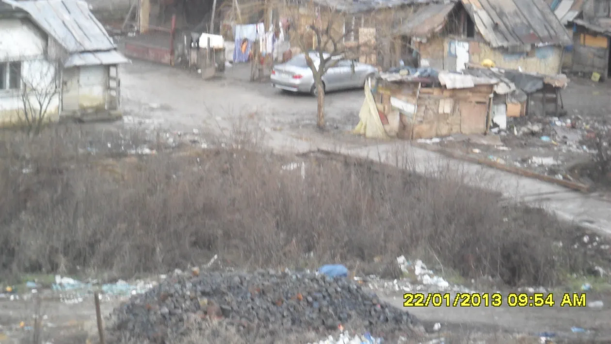 Chelul cu tichie de margaritar exista si e in Maramures! Cade casa pe el, dar are BMW serie 5! Uite-l parcat intre cocioabe