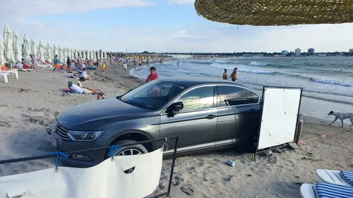 Incredibil! Imagini cu mașina unui turist parcată pe plajă, printre șezlonguri, în Saturn. Salvamarii au sunat la poliție