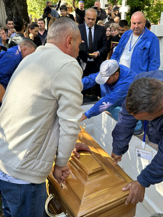 Alexandru Arșinel a fost înmormântat în cimitirul Bellu, duminică, în jurul prânzului. A fost condus pe ultimul drum de peste 200 de oamani (Foto: CANCAN.RO)