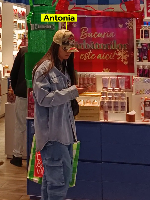 Antonia nu s-a dezlipit de telefon la mall