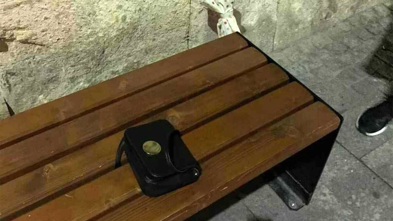 Ce a făcut o studentă din Cluj-Napoca, după ce a găsit o poșetă pe o bancă. Nu s-a dus la Poliție, așa cum prevede legea