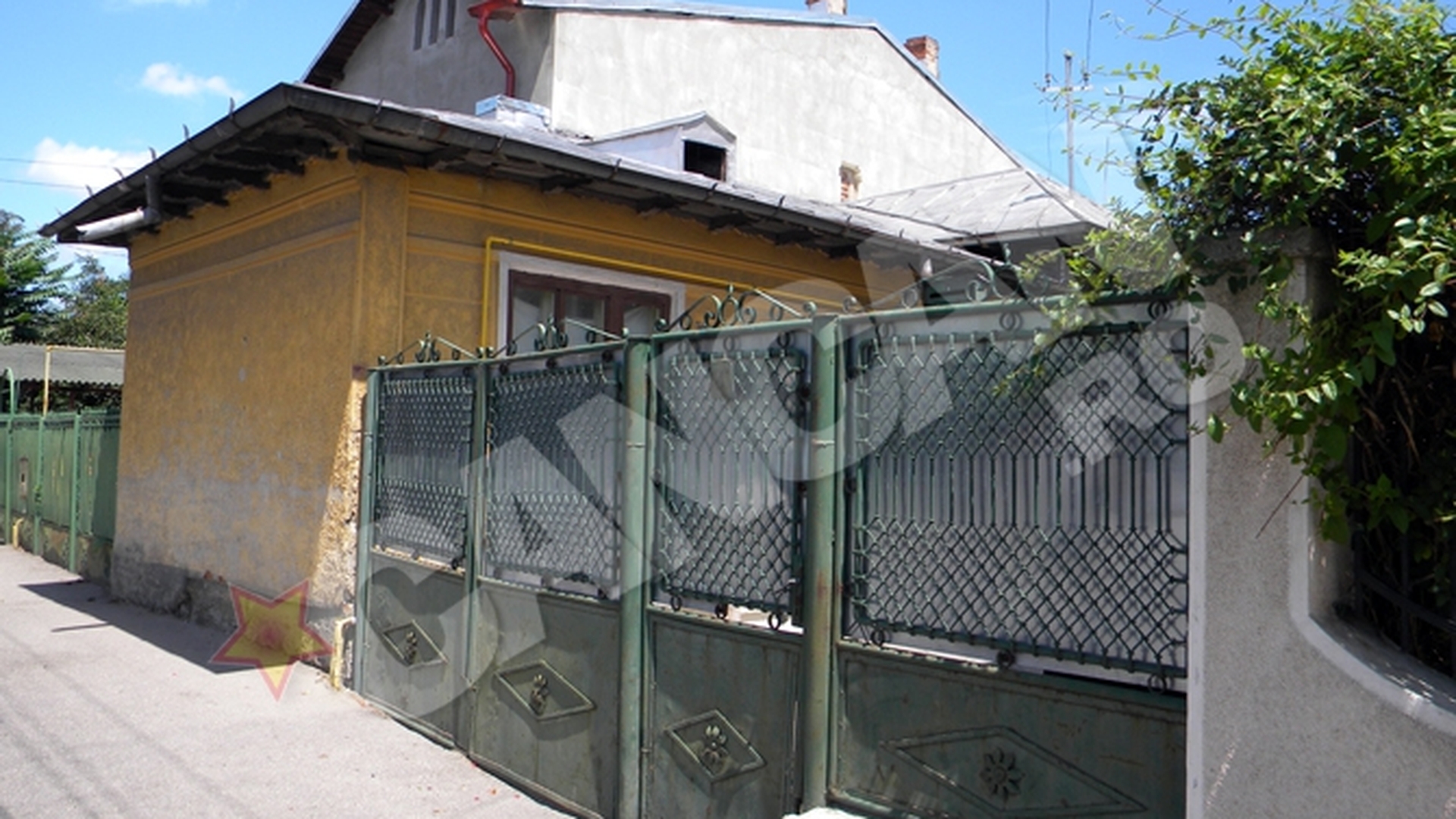 Politistii patruleaza pe strada din Ploiesti unde locuiesc parintii pedofilului arestat pentru viol