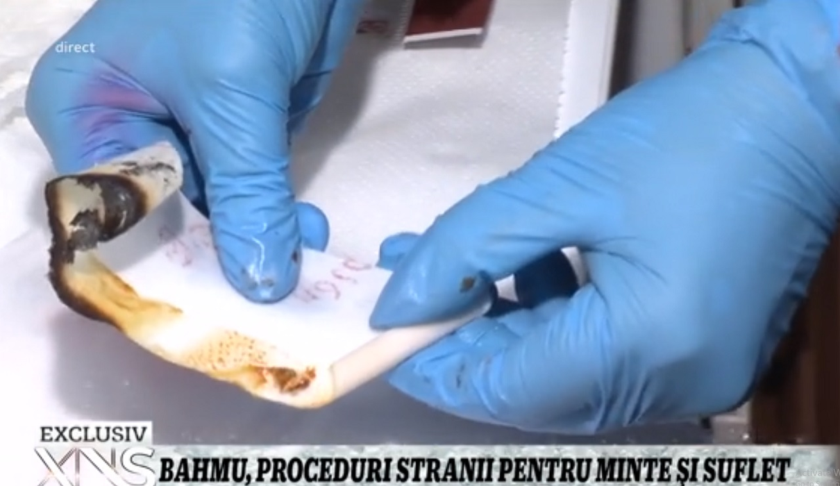 Așa arată foaia specială folosită în ritualul pe care i l-a făcut Adrianei Bahmuțeanu. Sursa foto: captură Antena 1