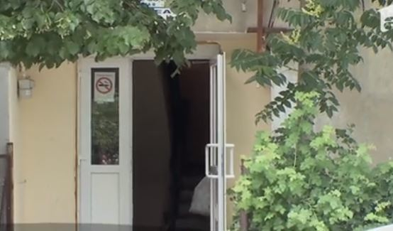 Scene șocante în Buftea! Un bărbat și-a înjunghiat soția în fața copilului! Femeia a alergat rănită pe stradă, iar soțul o urmărea