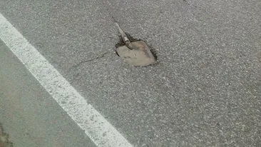 „Dorel” a asfaltat șoseaua cu tot cu lopată: „E acolo din 2011! E biodegradabilă?”