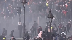 Magazinul central Louis Vuitton din Paris, atacat de protestatari. „Să le luăm banii miliardarilor!”