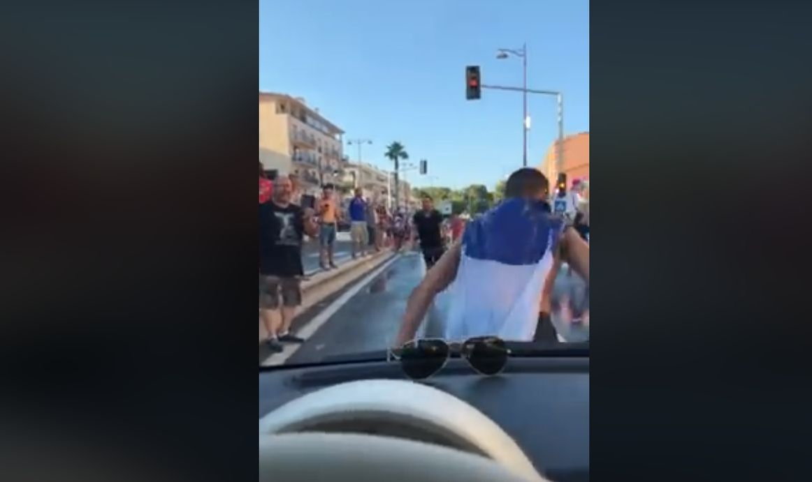 Suporterii francezi „i-au făcut praf” mașina lui Dan Negru, în Paris: „O minge umplută cu aer excită națiuni!”