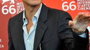 VIDEO George Clooney a fost scuipat de o batrana in Sudan!