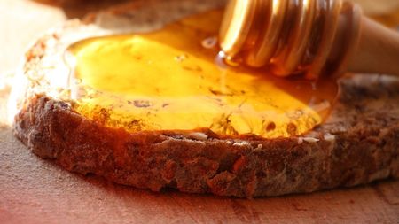 Mierea din România care este mai BUNĂ decât celebra Manuka. Unde o poți găsi